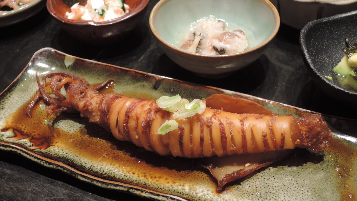 *【夕食一例】お皿は全部地元“;須佐焼”;のもの。料理の美味しさが引き立ちます！