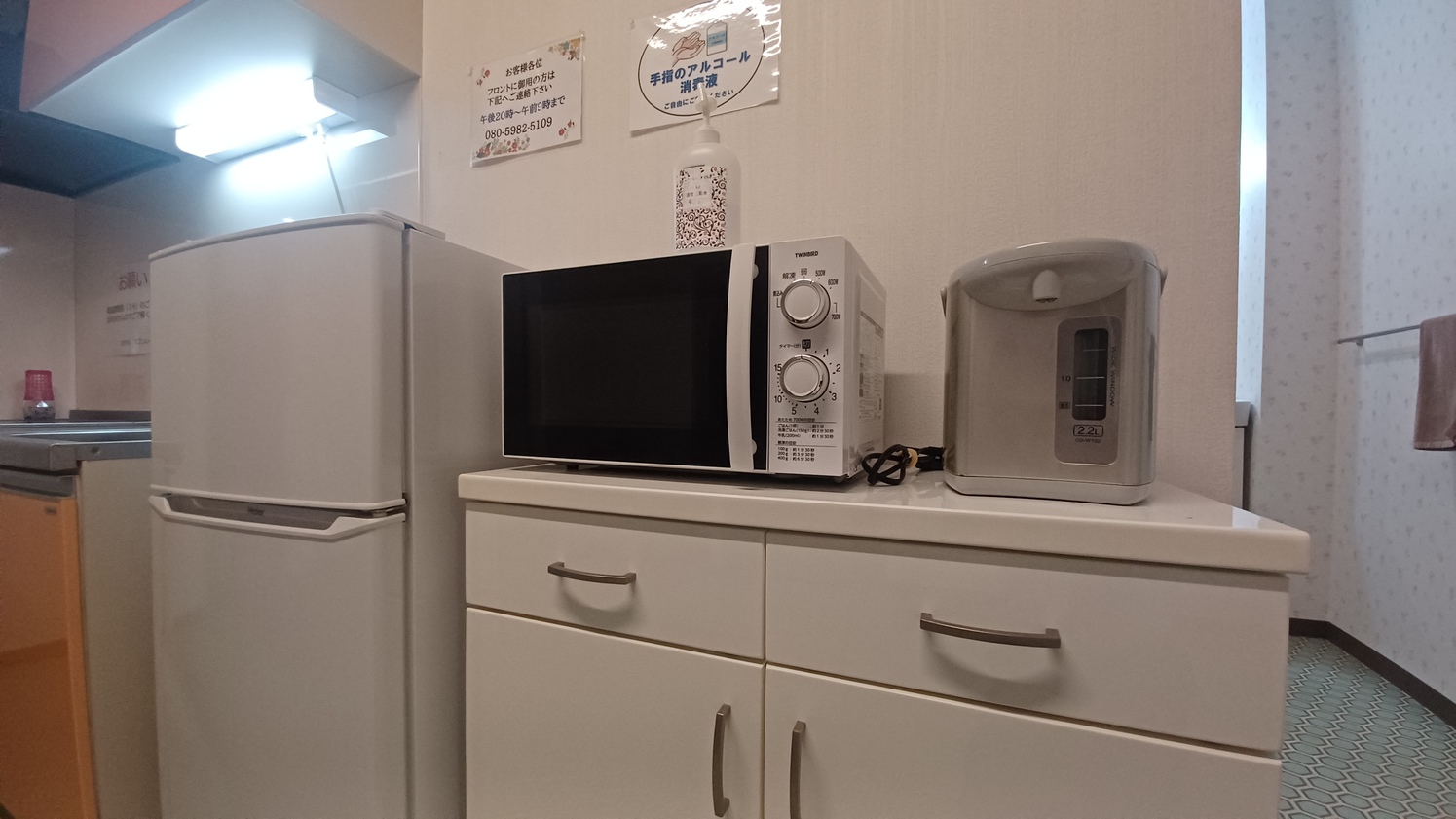 Aユニット（コンドミニアムタイプ）内の設備（冷蔵庫電子レンジ電気ポットお茶セット）