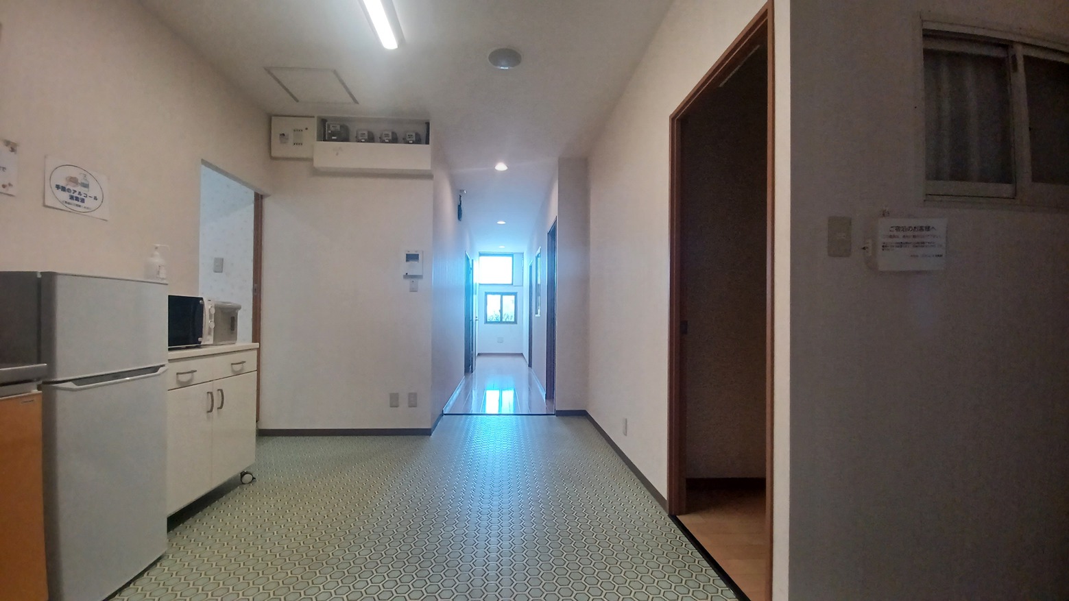 Aユニット（コンドミニアムタイプ）内の廊下左右にお部屋がございます。