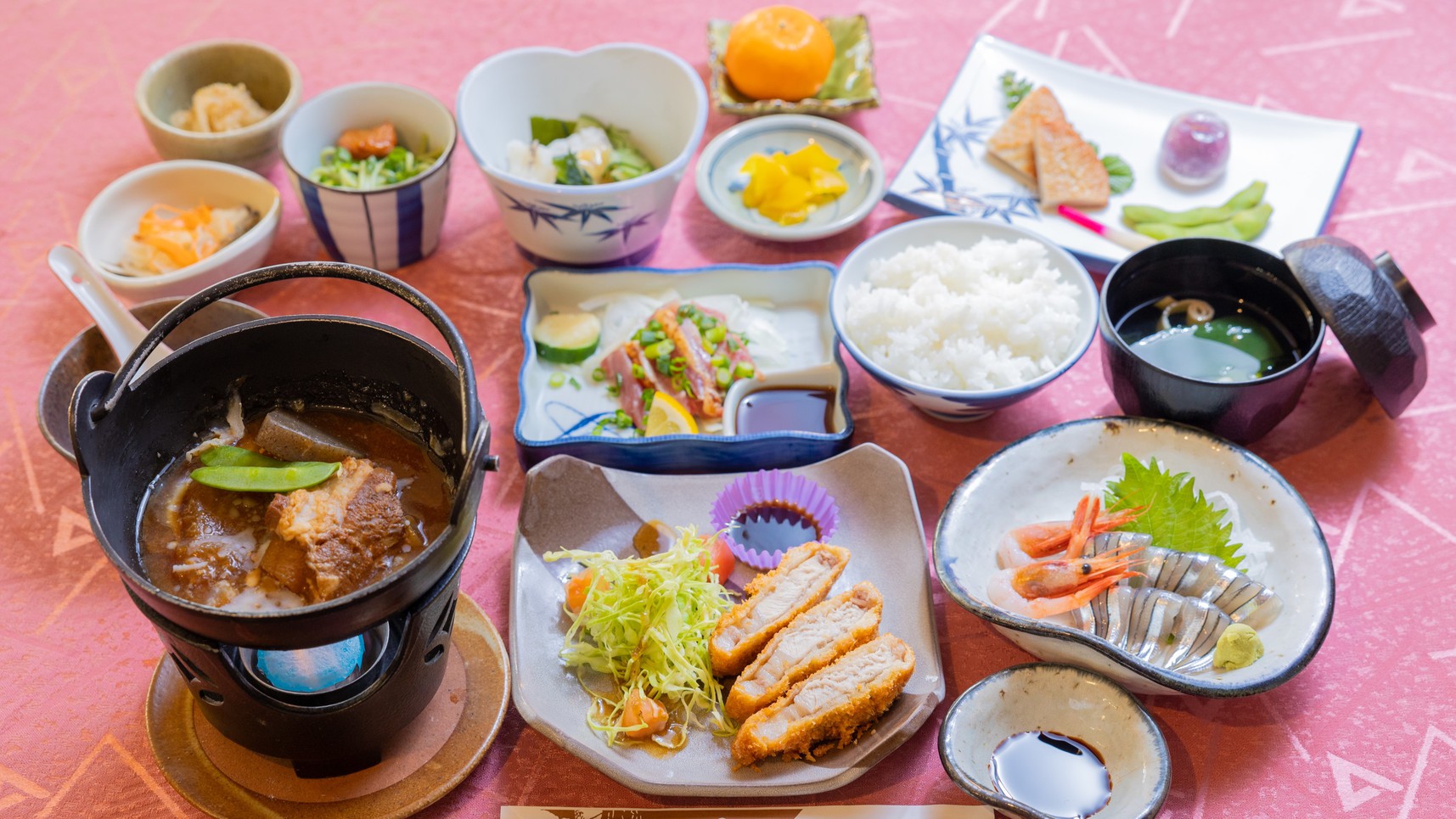 [ご夕食一例]地元薩摩の幸を丹念に吟味した郷土料理。板前の技と真心込めたおもてなし料理をご賞味下さい