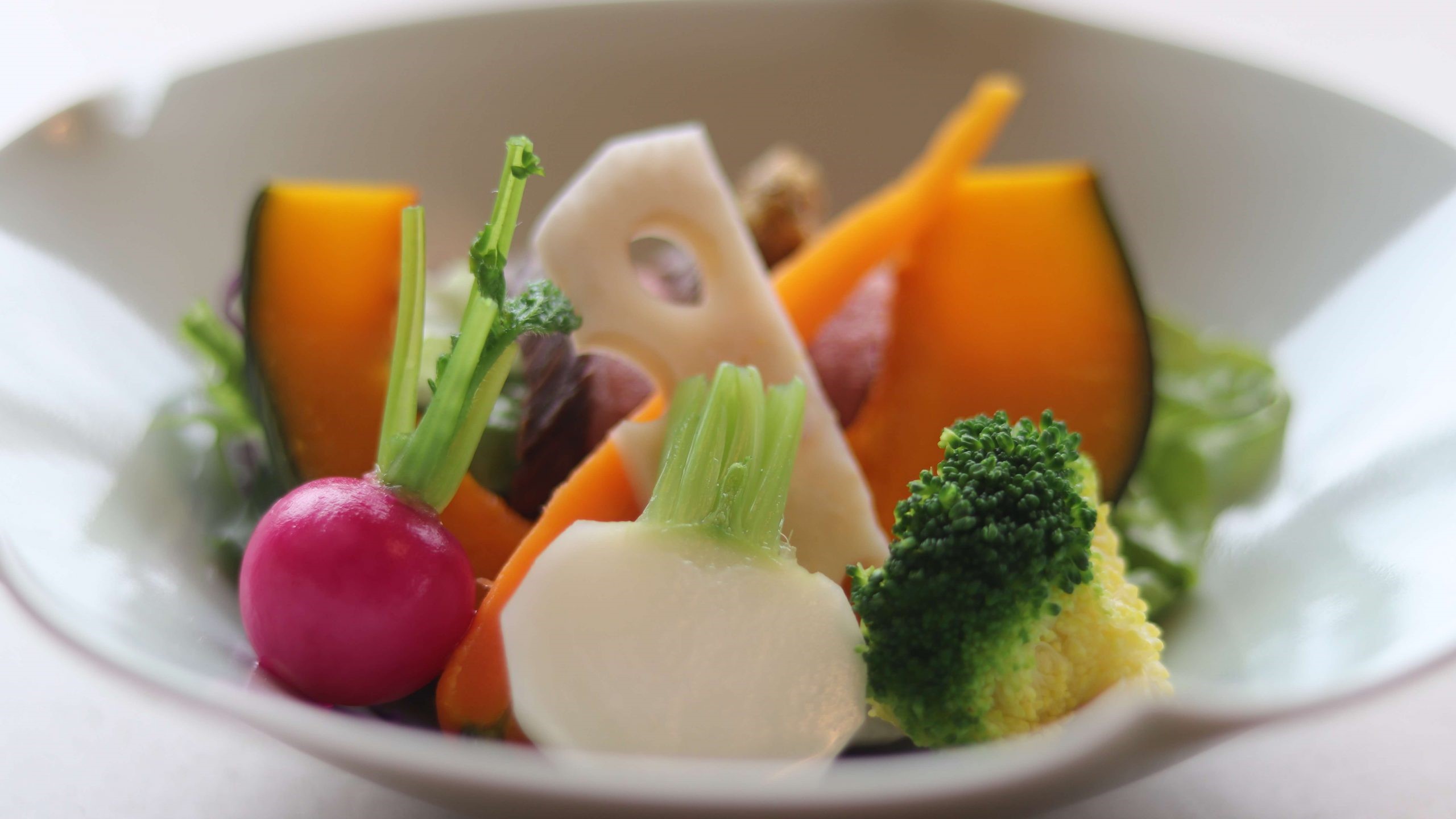 【ご朝食（2021年4月リニューアル）／水槽野菜のサラダ】
