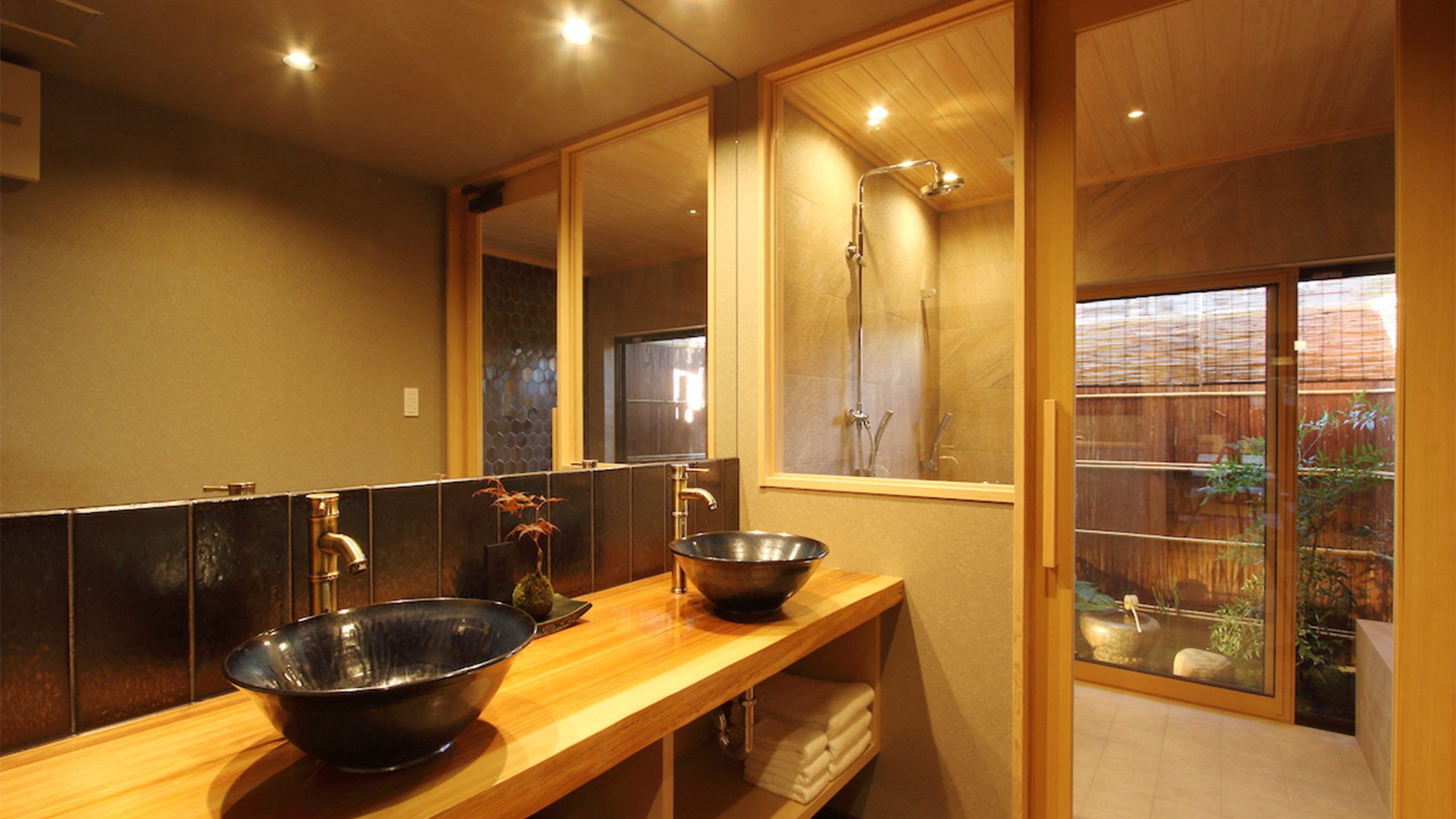 ・1F浴室洗面所北山杉を用いたカウンターに清水焼の洗面器が美しい