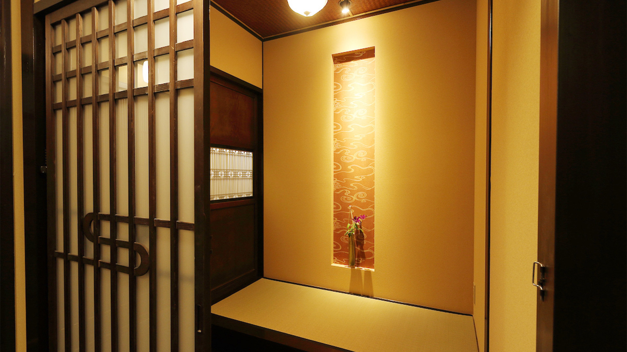 ・玄関随所に日本の伝統的なデザインを感じていただけます