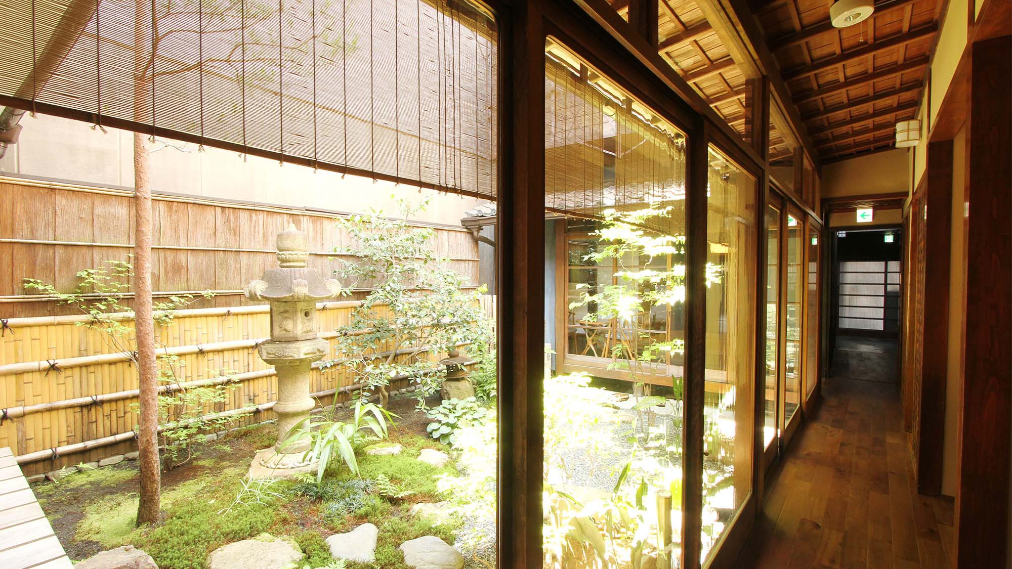 ・中庭ご滞在者様の心に印象を残す美しい日本庭園