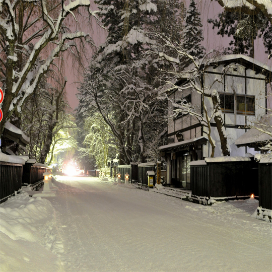 【冬】雪で白く染まる武家屋敷通り