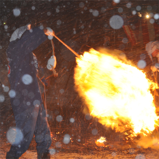 【冬】雪で白く染まる武家屋敷通り