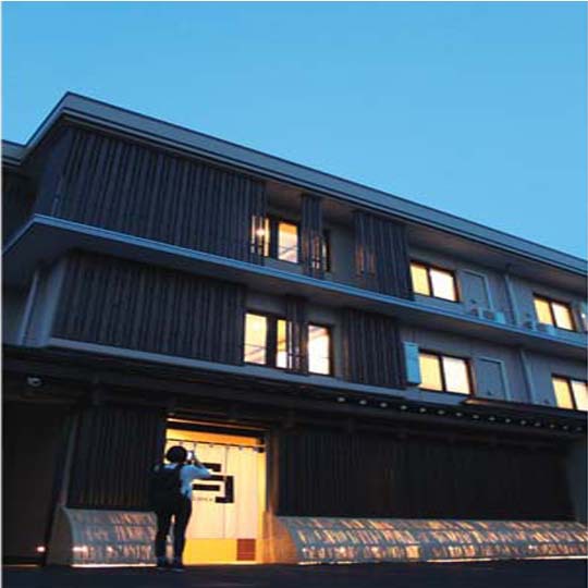 ホテル入口真壁造り・格子戸・犬矢来など和風建築の特徴を取り入れた、ぬくもりのある日本的イメージ