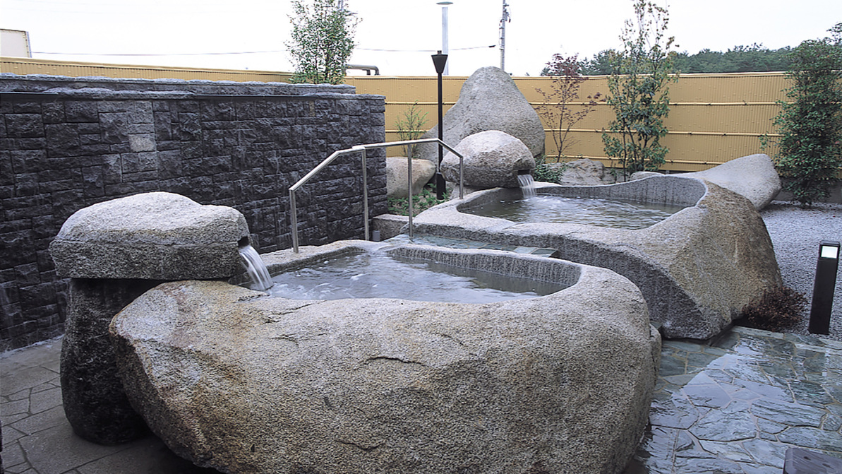 *［露天風呂一例］露天風呂の浴槽は巨大な石をくりぬいて作られた、ここにしかない特注品！