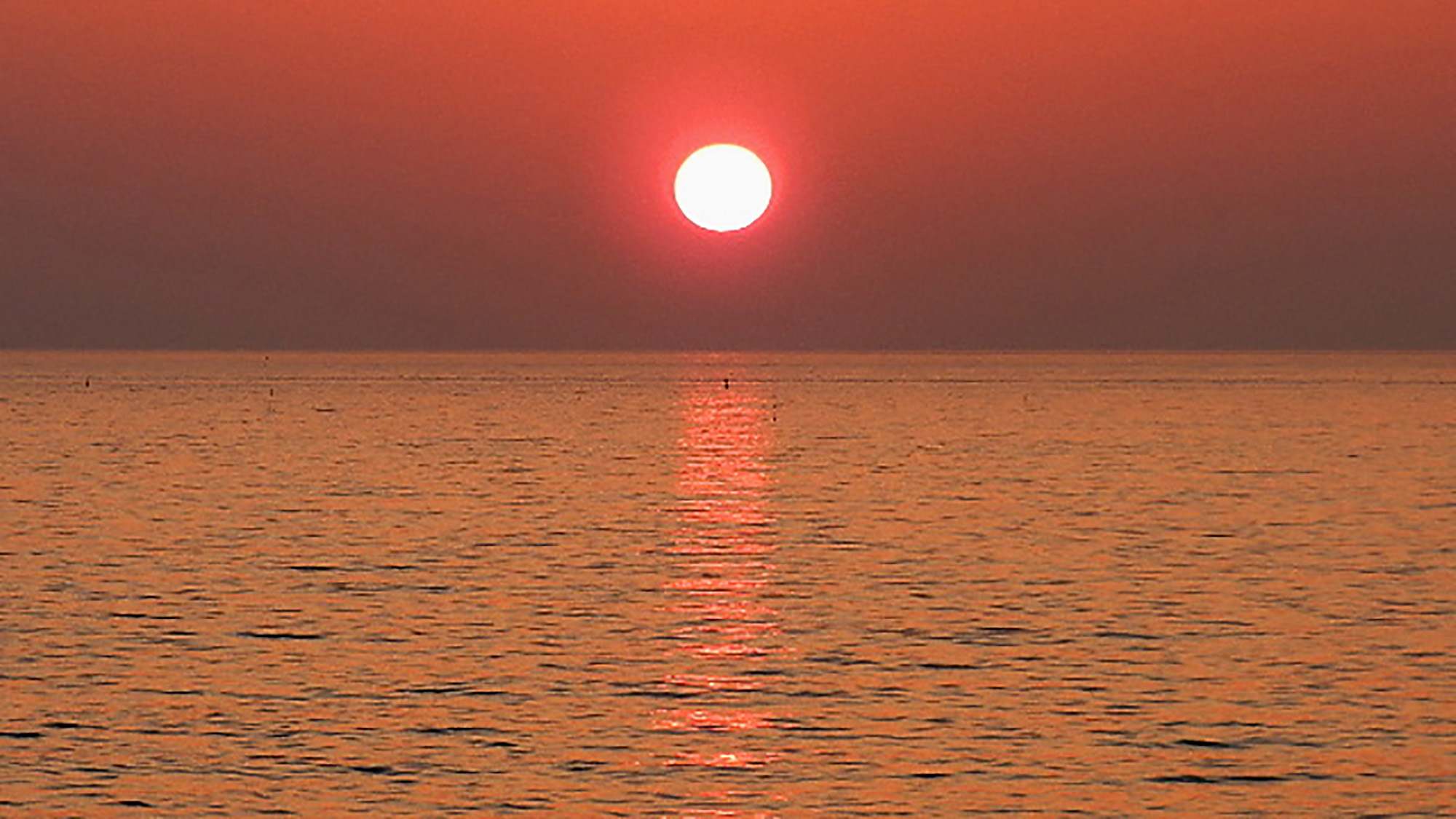 *［紫雲寺記念公園／夕日］日本海の水平線に沈む夕日を見ることができます