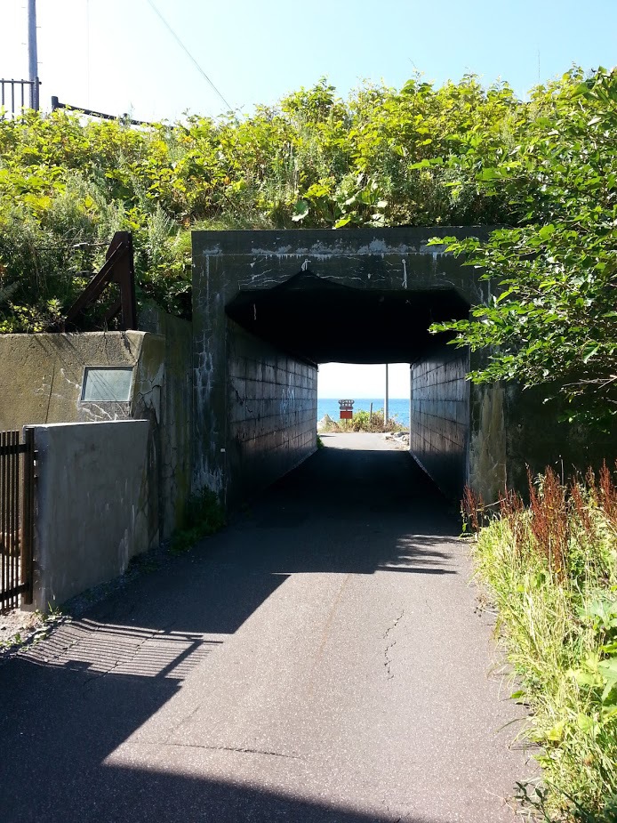 最北亭裏の海岸へ続くトンネル