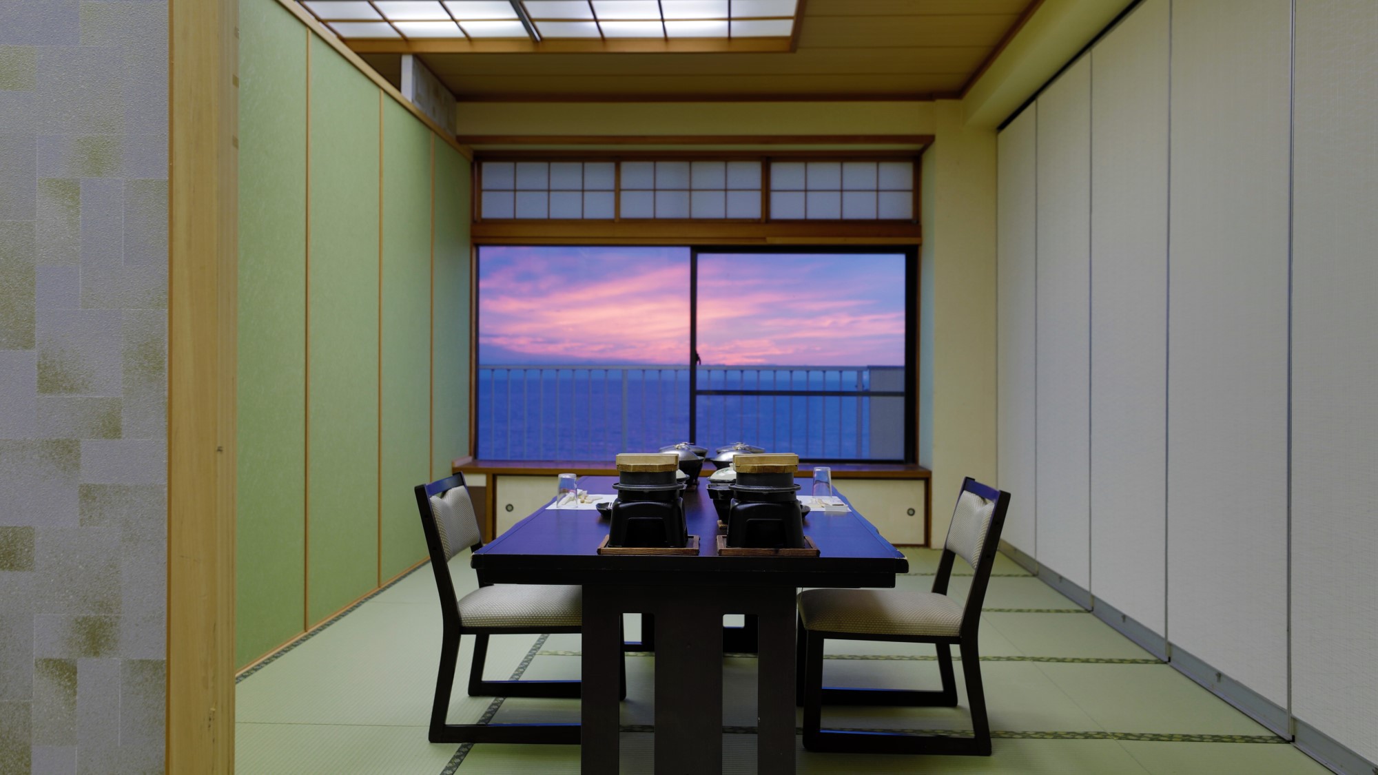 【お食事処（個室）】大きな窓から見える大海原を眺めながらお愉しみください。