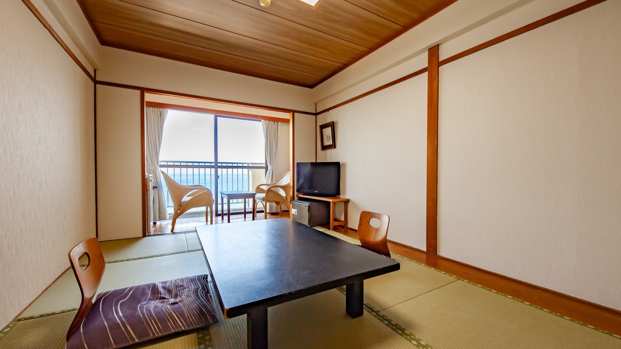 【和室8畳】海に面した開放感のあるスタンダードな和室です。