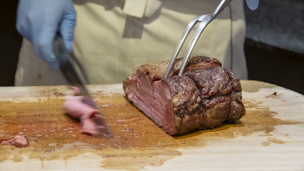 目の前で調理するお肉は格別です