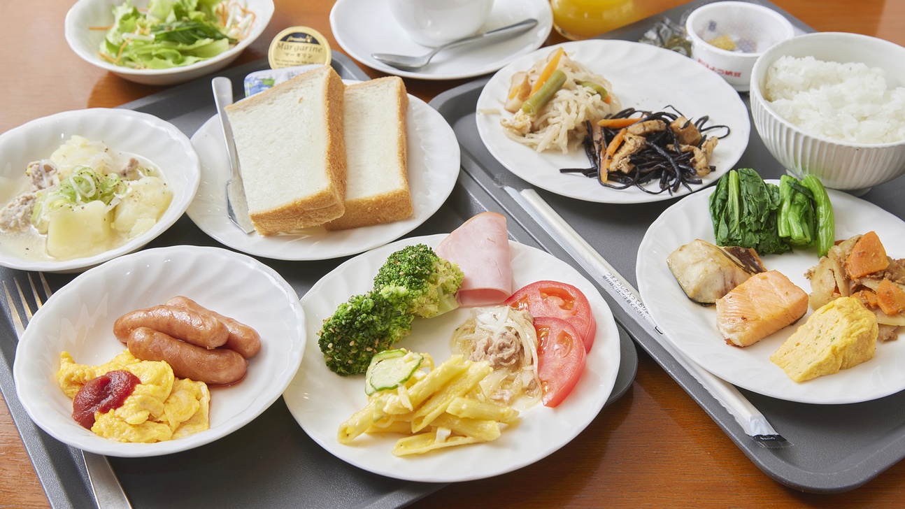 【27品目以上の和洋バイキング朝食】平日は朝5:30〜ご利用いただけます（料理例）