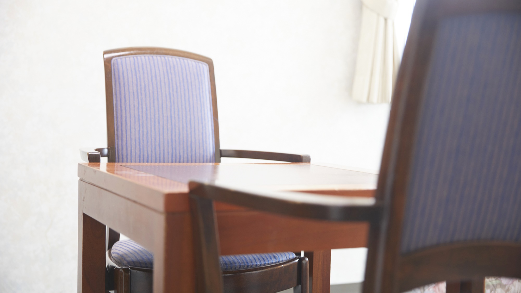 【ツイン】27㎡／室内には2名掛けのテーブルセットがございます