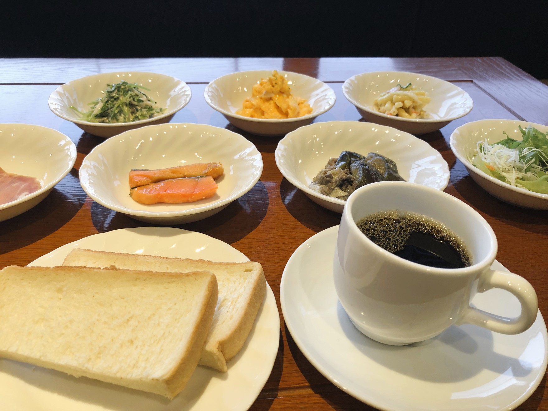 朝の目覚めに、軽やかな洋朝食をどうぞ。（和洋朝食バイキング一例）