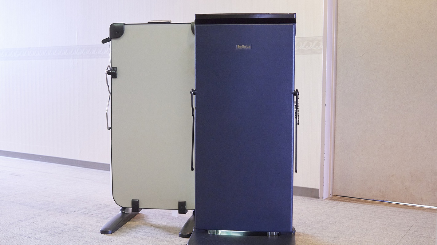 客室各フロアにズボンプレッサーをご用意しております。ご自由にお部屋にお持ちいただきご使用ください