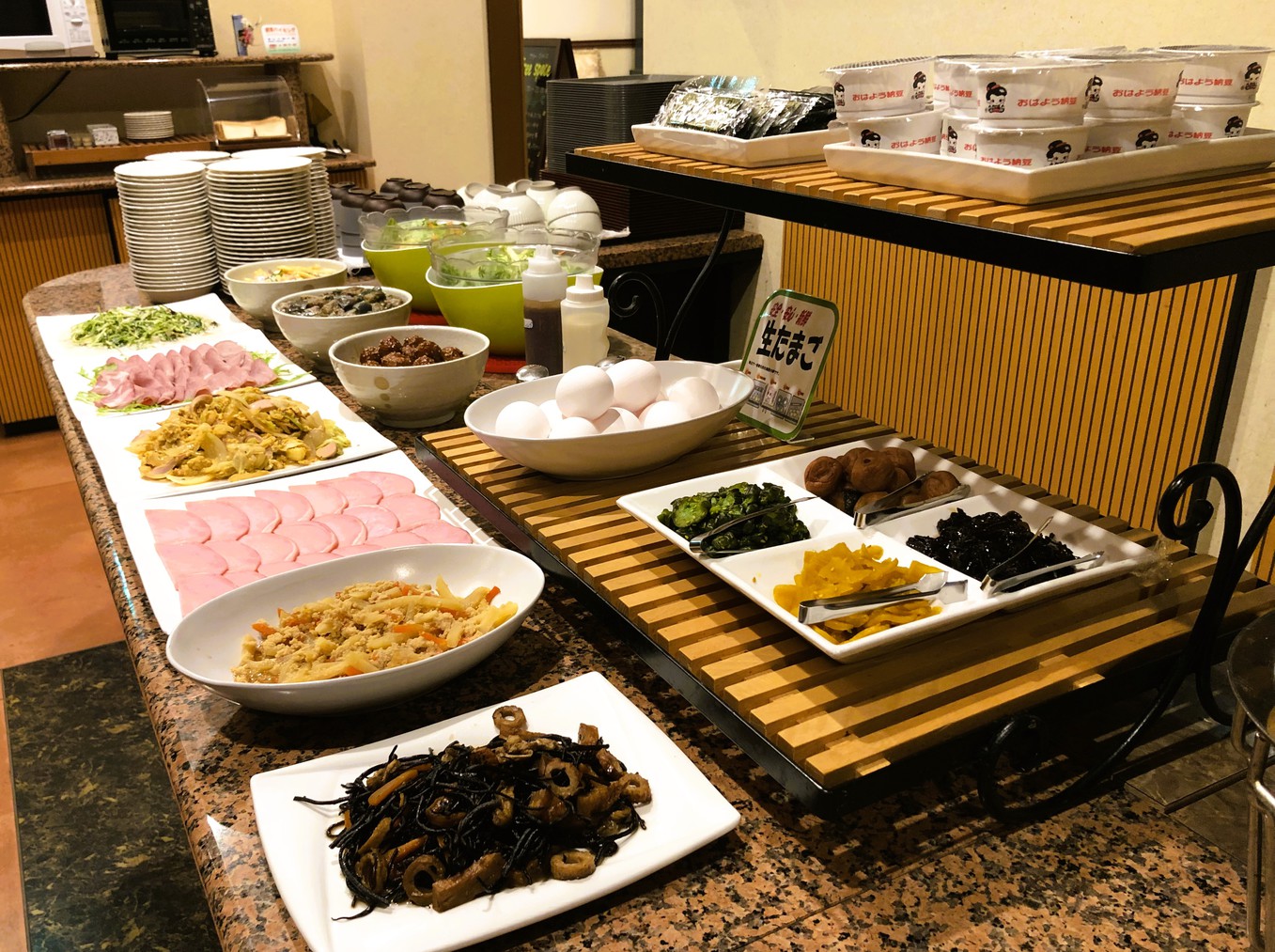 平日は朝5時30分から朝食バイキングをご用意。早朝の出発にも便利です。