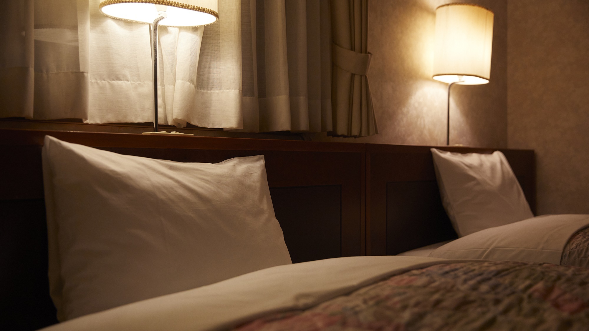 【ツイン】快適な眠りをサポートする「シルキーポケットコイルマットレス」を標準装備