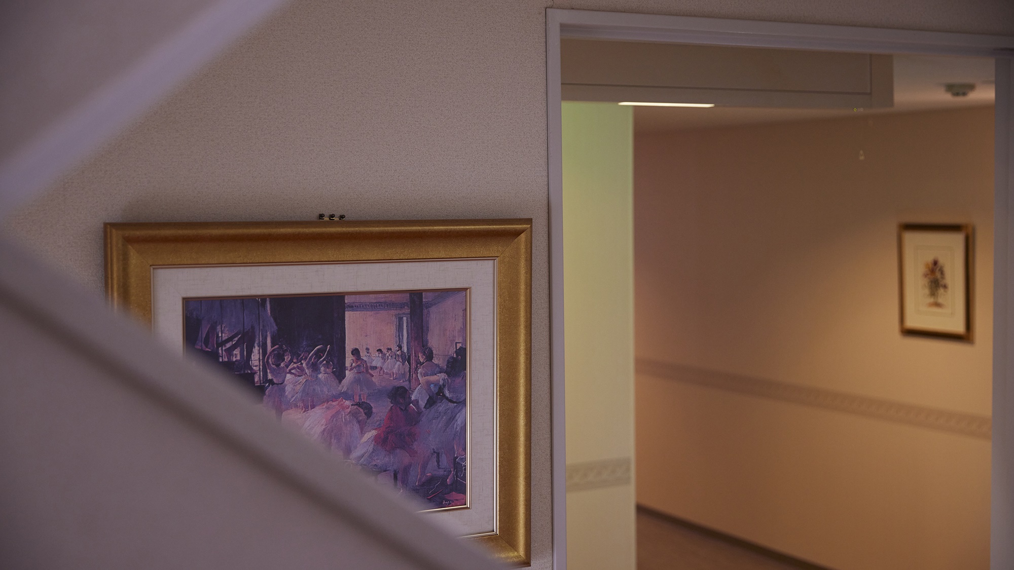 絵画や欧風インテリアをあしらった客室フロア