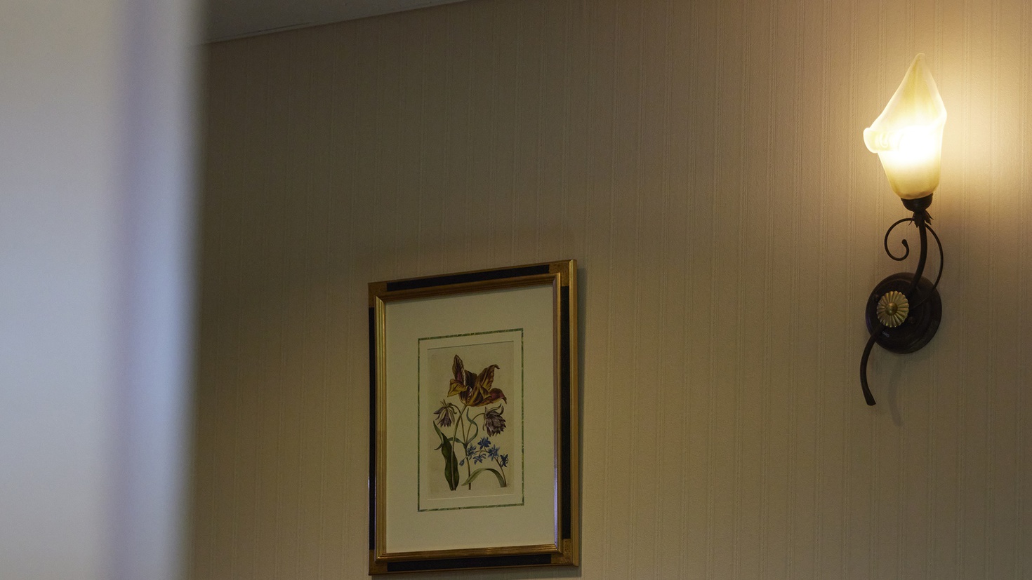 絵画や欧風インテリアをあしらった客室フロア