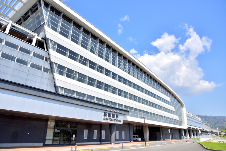 新幹線が発着・新鳥栖駅から車で約12分で当館がございます。