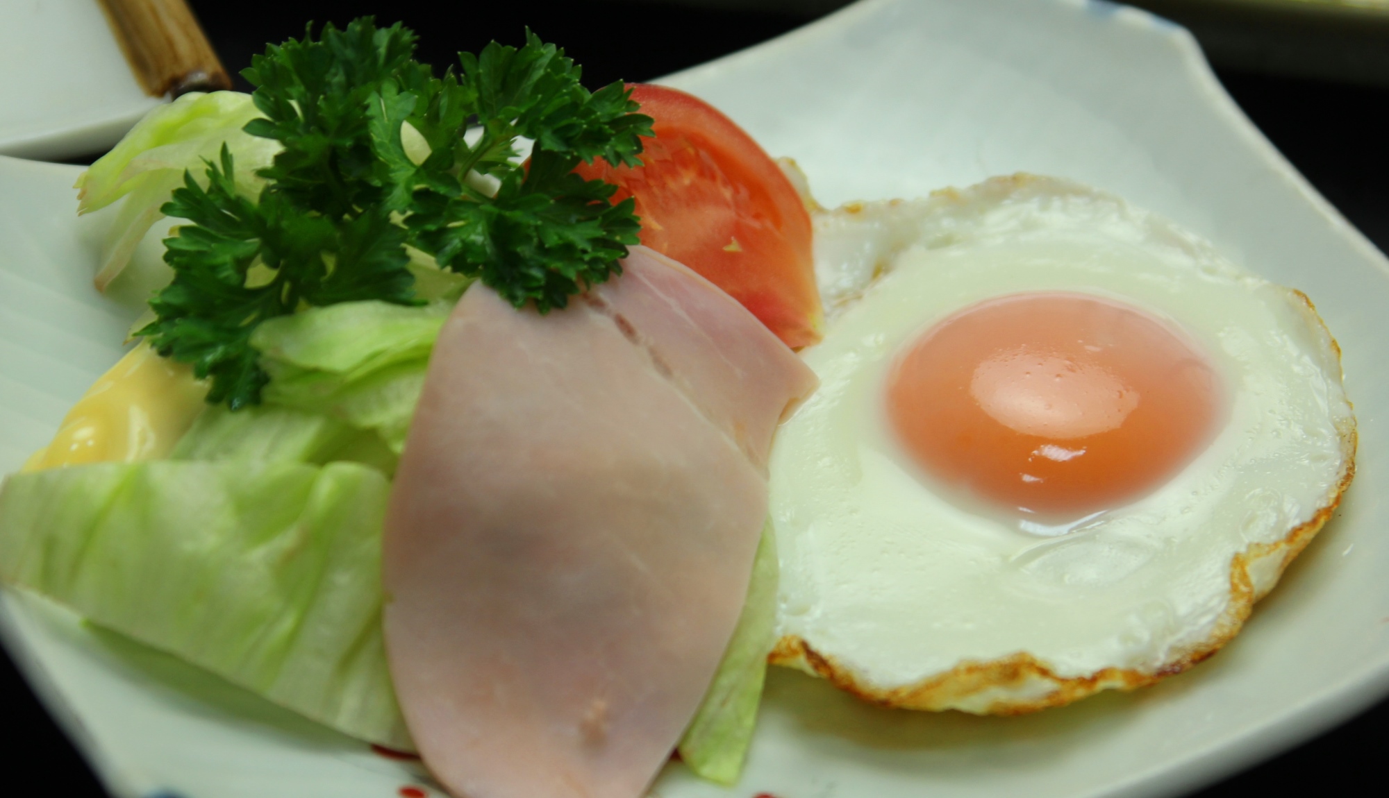 目玉焼き ハム添え。身体にやさしい 和朝食です。