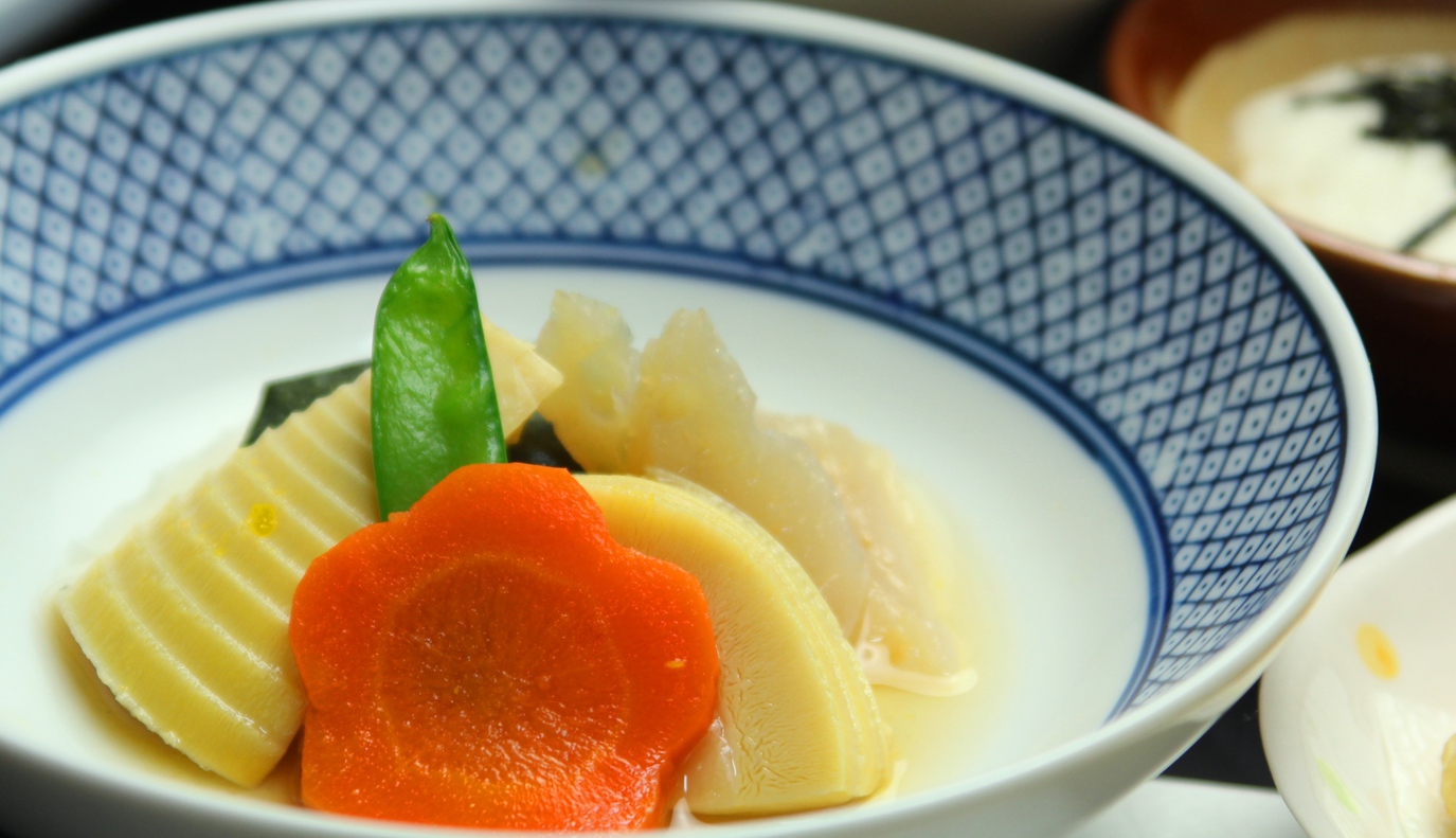 野菜の煮物。季節の食材を使った 手作り料理が味わえます。