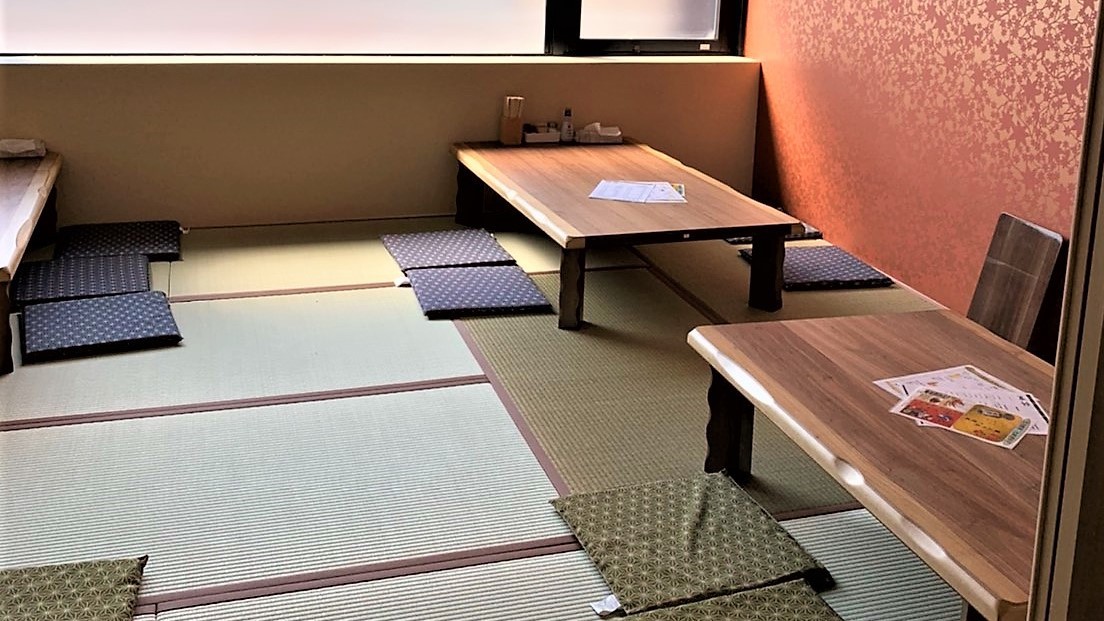 テーブル席、カウンター席、お座敷席がございます。
