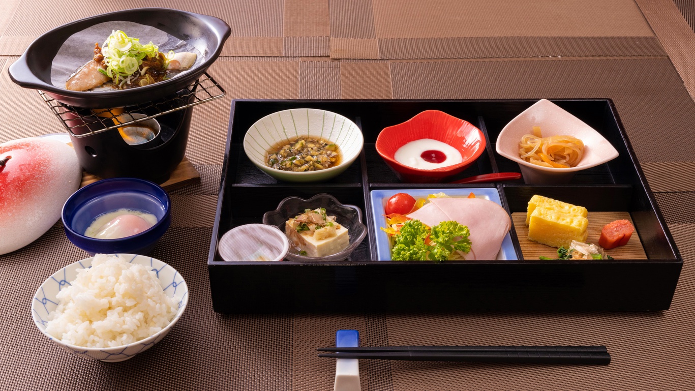 【ご朝食一例】彩り鮮やかなぬくもりある和食膳。オリジナリティ溢れる品々を召し上がれ♪