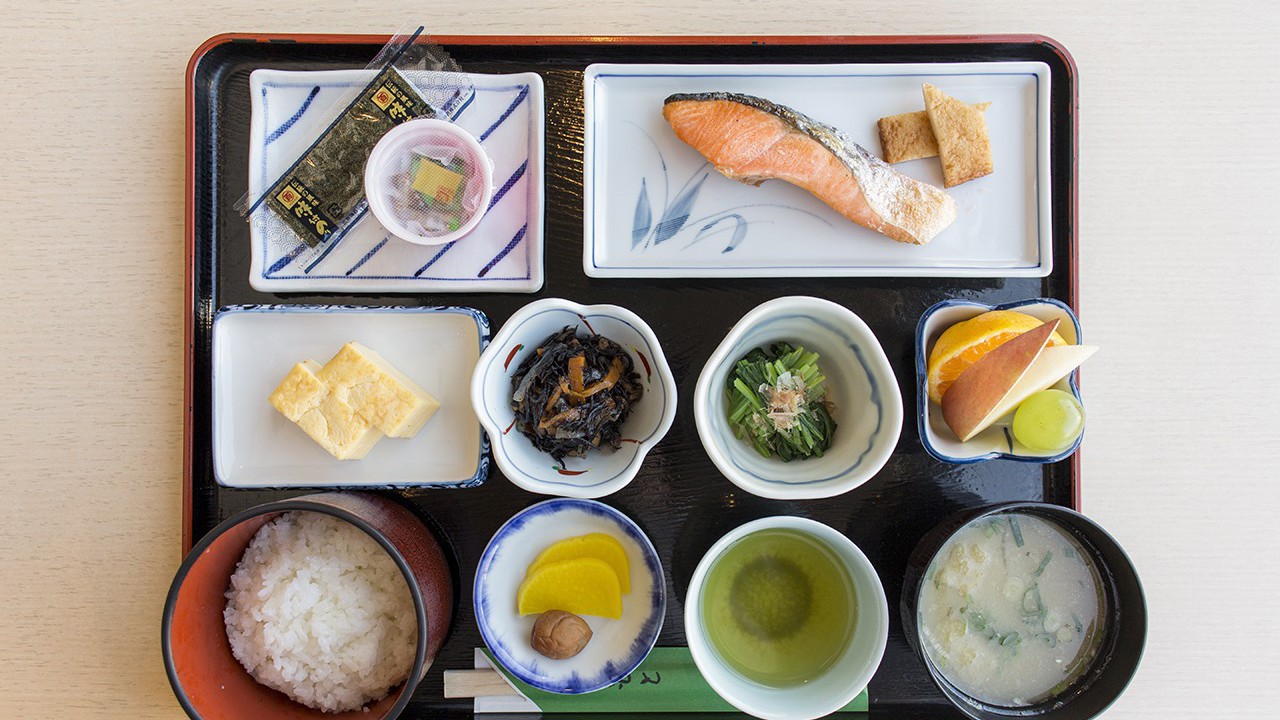 【新館】朝食：和食地元の食材を利用したボリューム満点和食メニュー