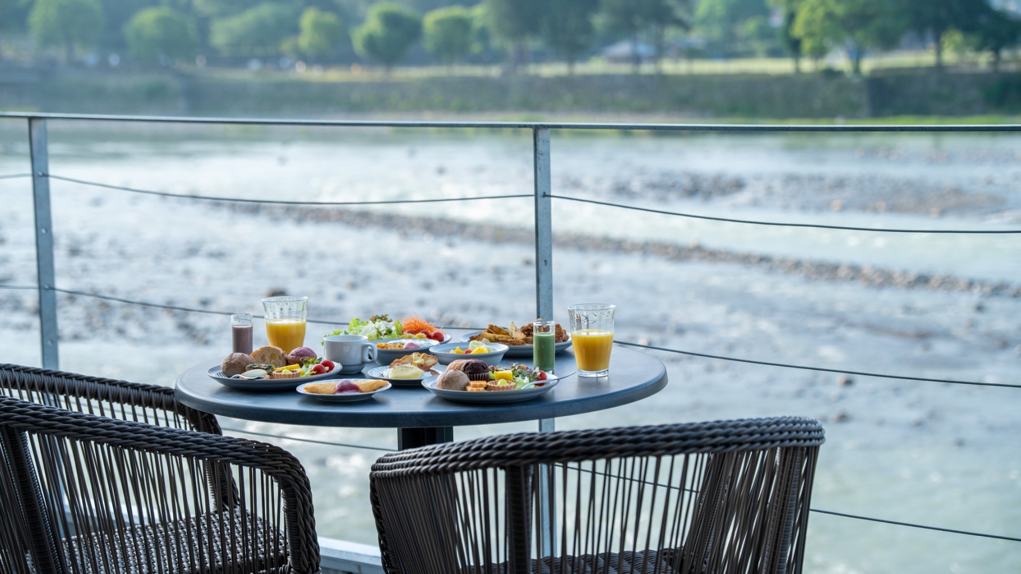 朝食美しい球磨川を眺めながらお楽しみいただけます。