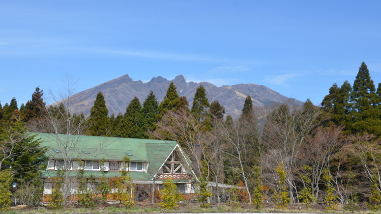 家、山と家