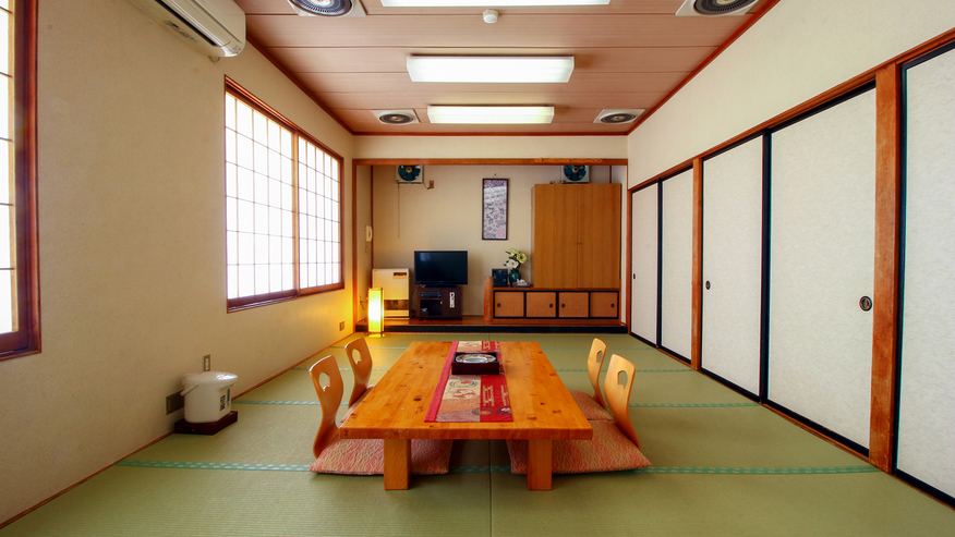 #本館和室一例。8畳・10畳・14畳・洋室シングルとご利用人数に応じてお部屋をご用意いたします。