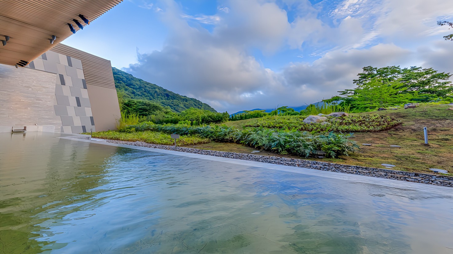 【棚湯 芦ノ湖ビュー／露天風呂】清廉な空気の中、雄大な眺望と箱根の名湯を同時に満喫