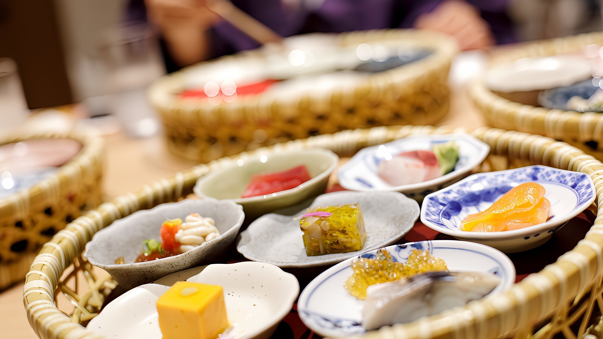 【夕食】色鮮やかな小鉢に入った季節のお料理