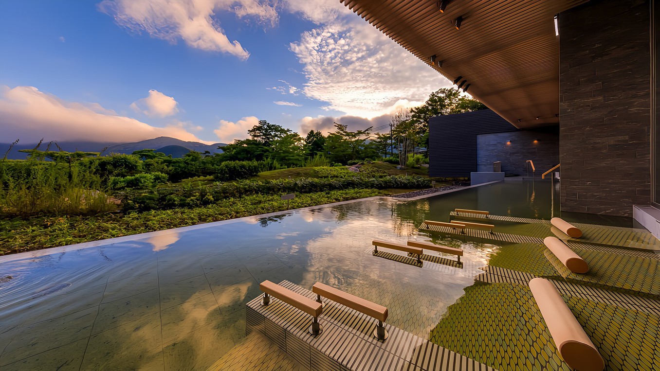 【棚湯 芦ノ湖ビュー／露天風呂】箱根の名湯に身を預けながら芦ノ湖の景色を間近にご覧いただけます。