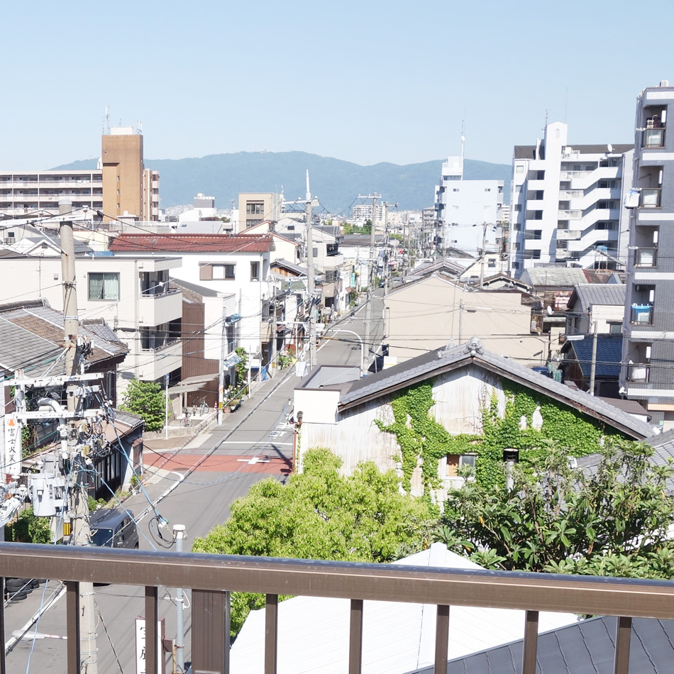 天気が良ければテラスから生駒山が見えます。