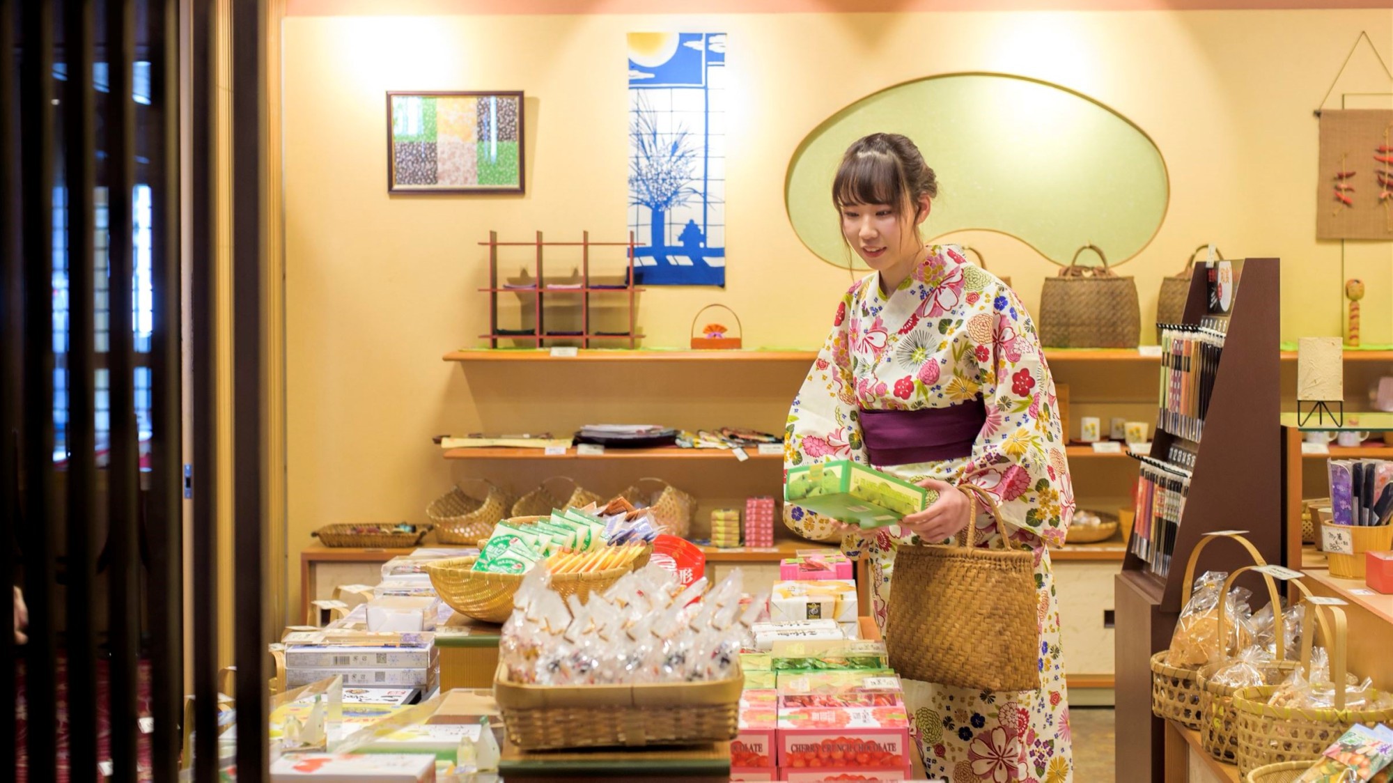 【売店】山形や蔵王のお土産をはじめ、珍しい手製の湯かごや、雑貨を取りそろえています