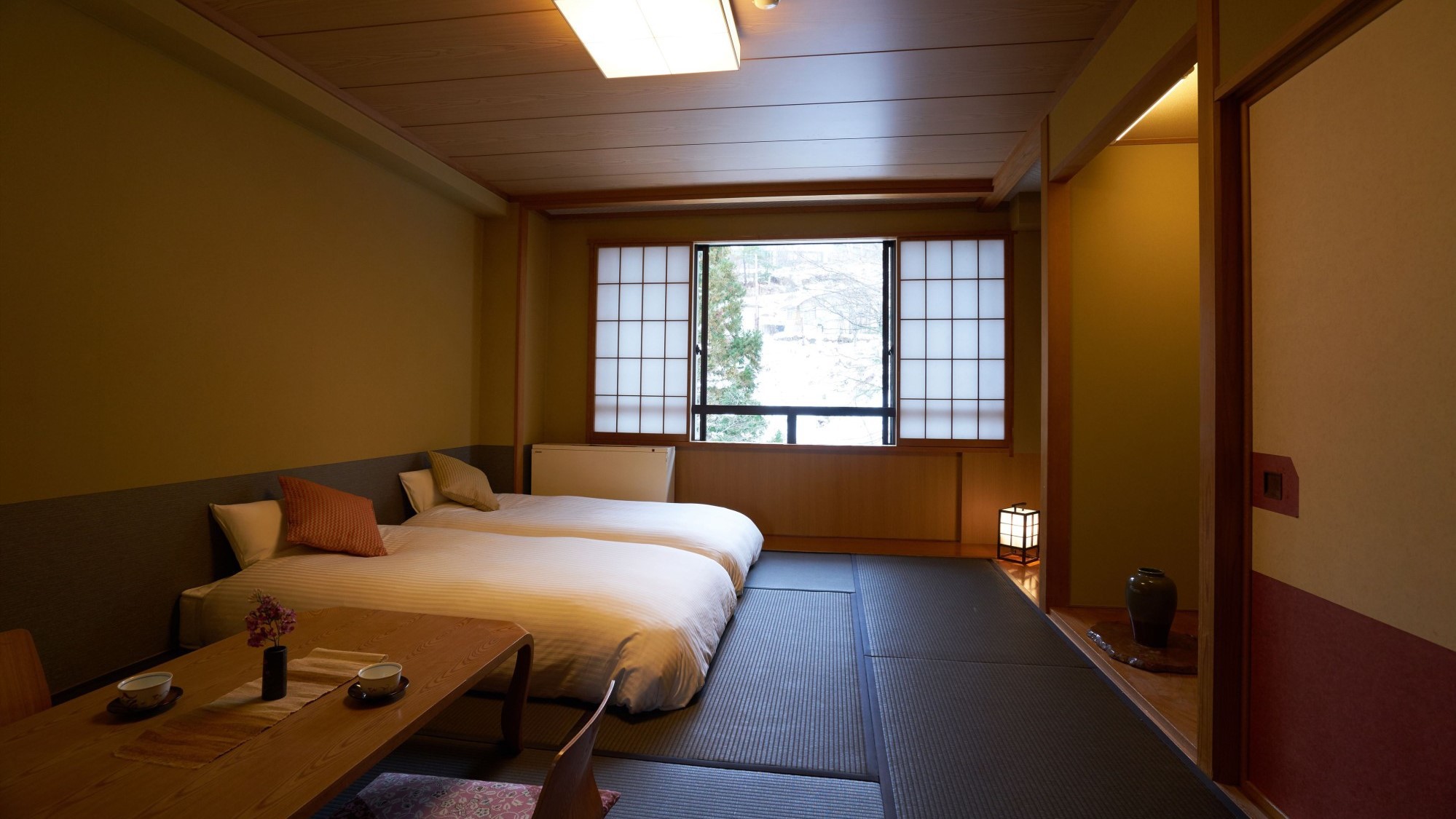 【倶楽部ルーム】和室にローベッドを2台配した空間。客室は全室禁煙、蔵王の澄んだ空気を楽しんで