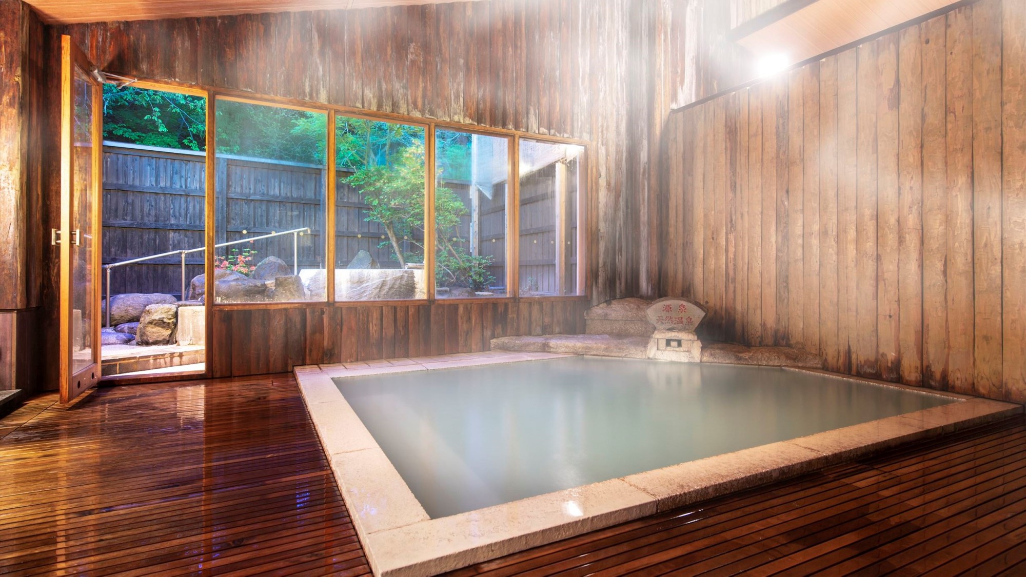 【大浴場／内湯】あたたかな木造りの雰囲気が漂う大浴場。「蔵王岩の露天風呂」付き、24時間入浴可能