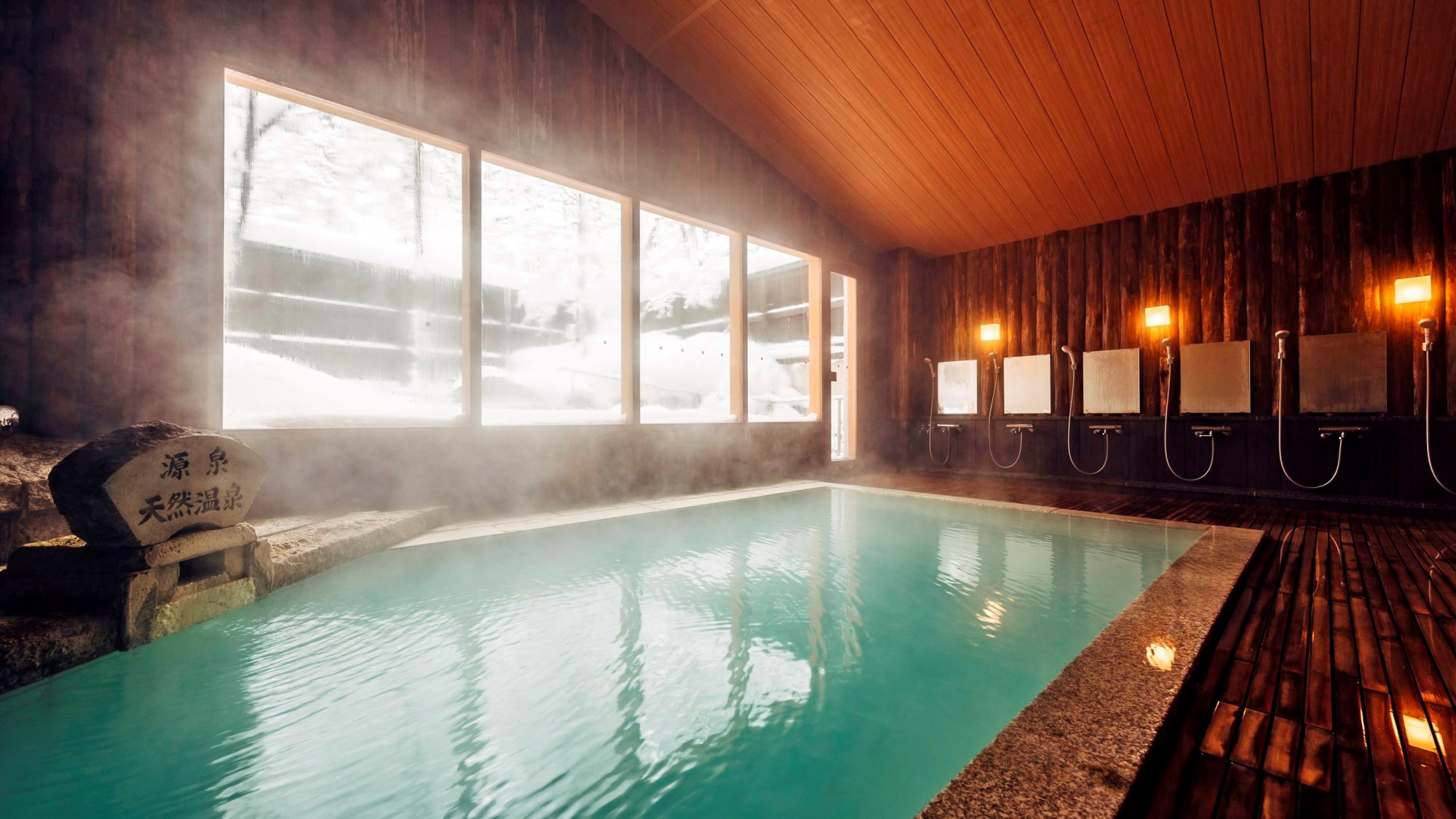 【大浴場／内湯】あたたかな木造りの雰囲気が漂う大浴場。「蔵王岩の露天風呂」付き、24時間入浴可能