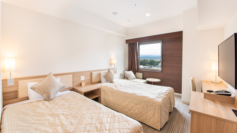 ツインルーム(ベッド幅110×;195㎝ 広さ13㎡)／明るく清潔感のあるお部屋です。