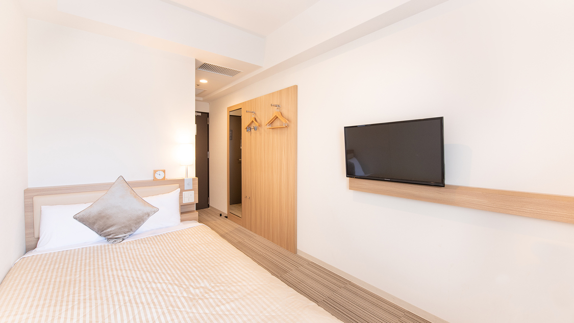 セミダブルルーム(ベッド幅120㎝〜×;195㎝ 広さ13㎡)／機能性と寛ぎを兼ね備えたお部屋です。