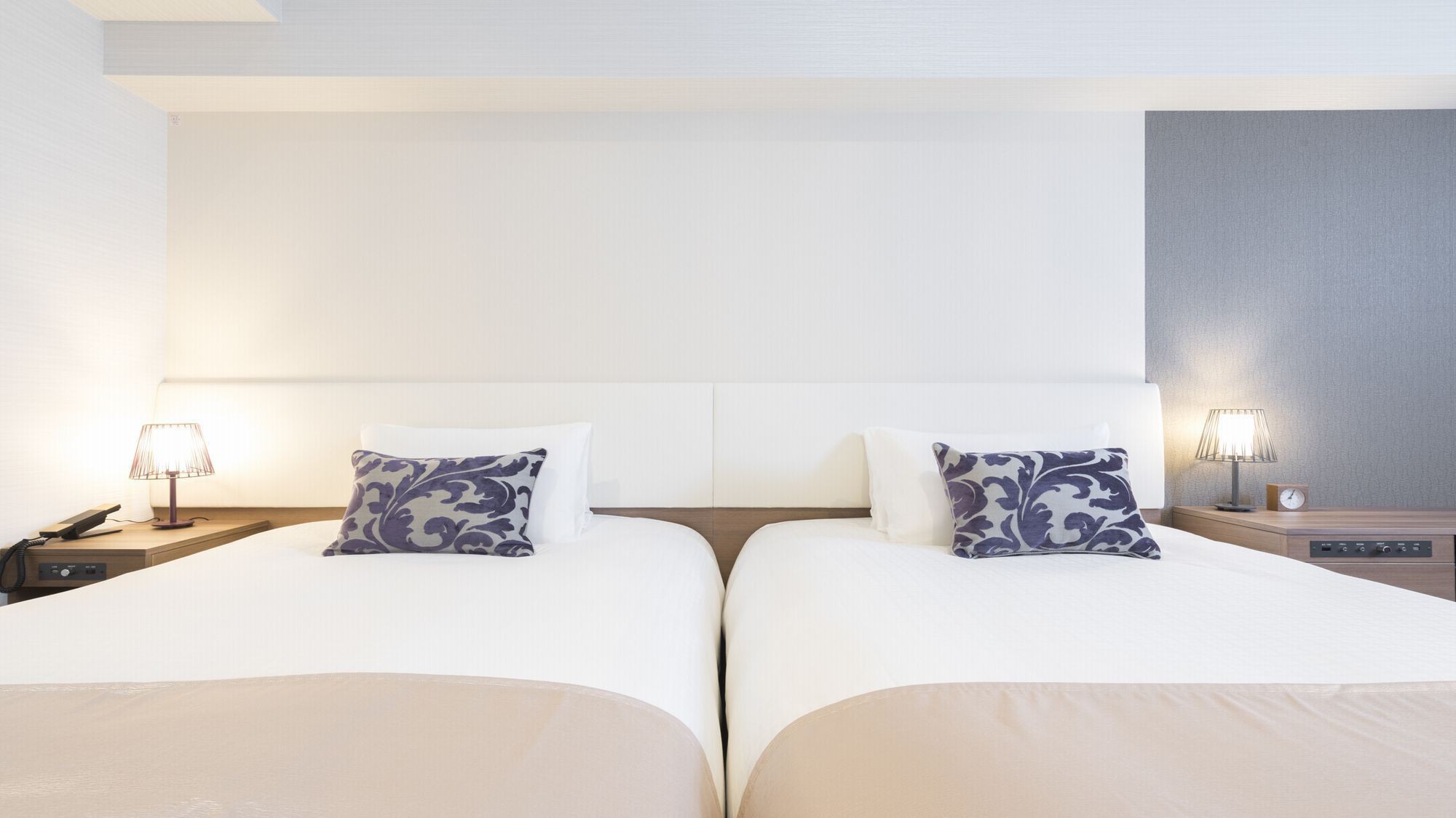 【ツインルーム】ベッドを二つ並べたハリウッドツイン仕様なので、ダブルベッド感覚の利用もできます。