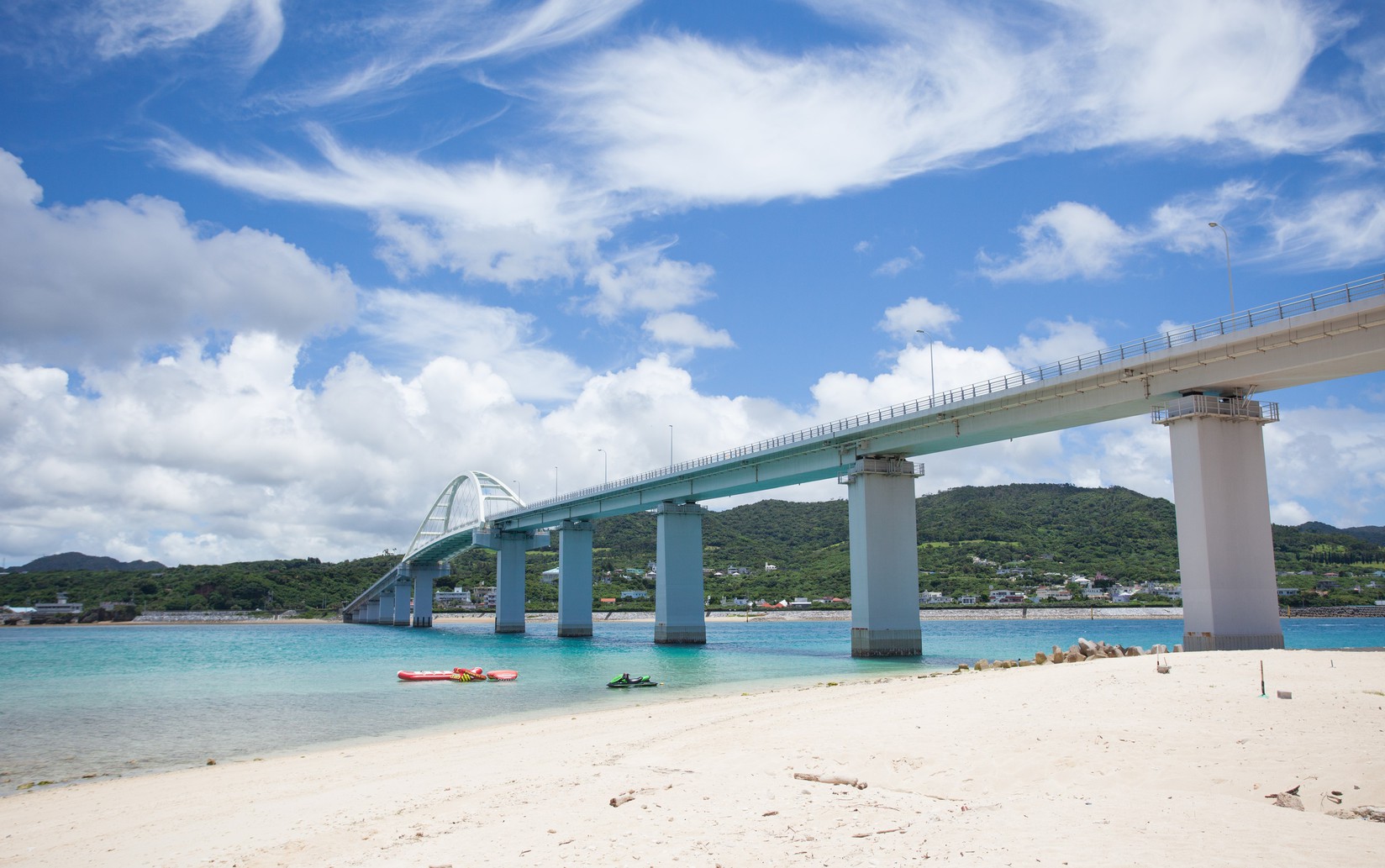 瀬底島まで車で20分