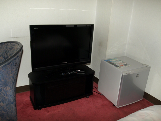 32型ハイビジョンTVとDVDpl，冷蔵庫