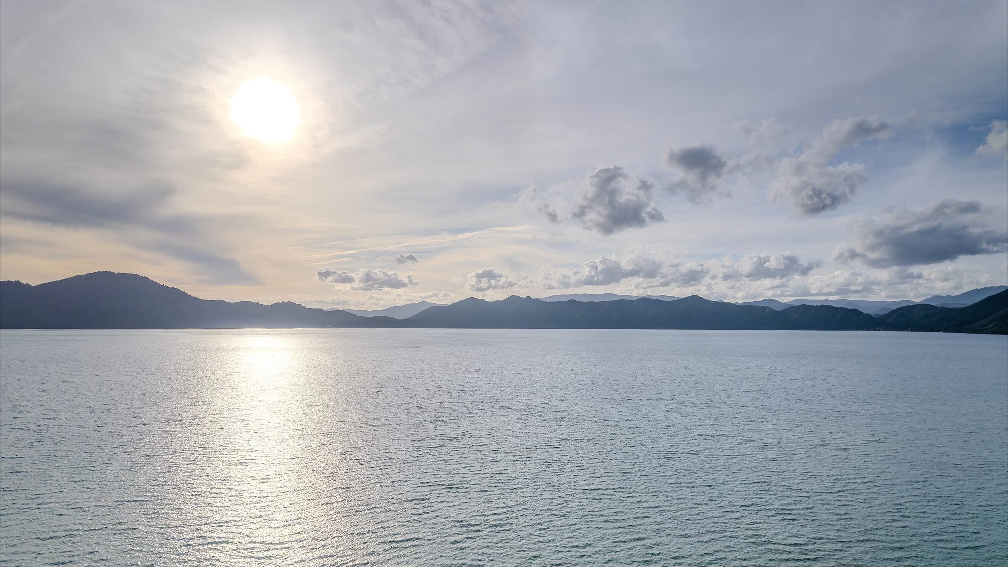 湖面が鏡のようになり、美しい景色を映し出します