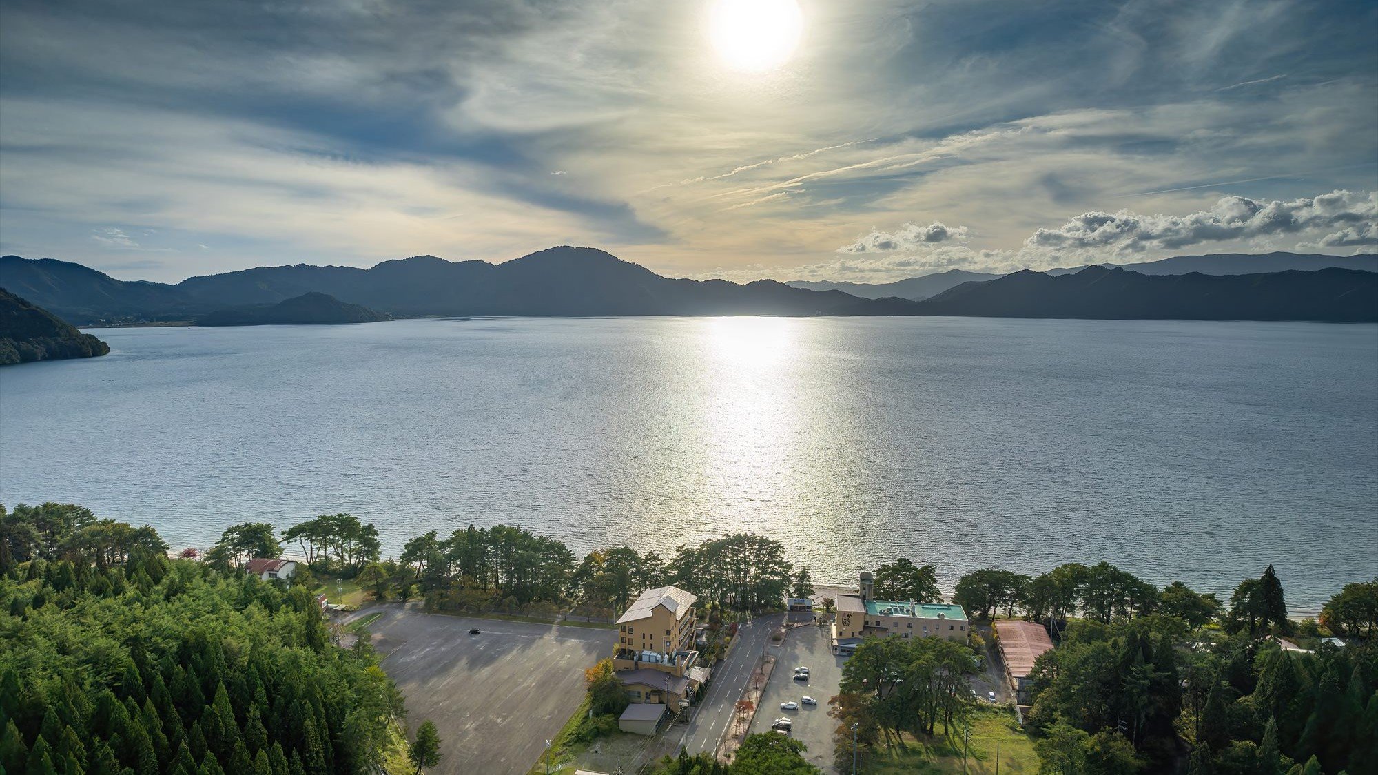 瑠璃色の湖に沈む夕日を眺めながら癒しの休日