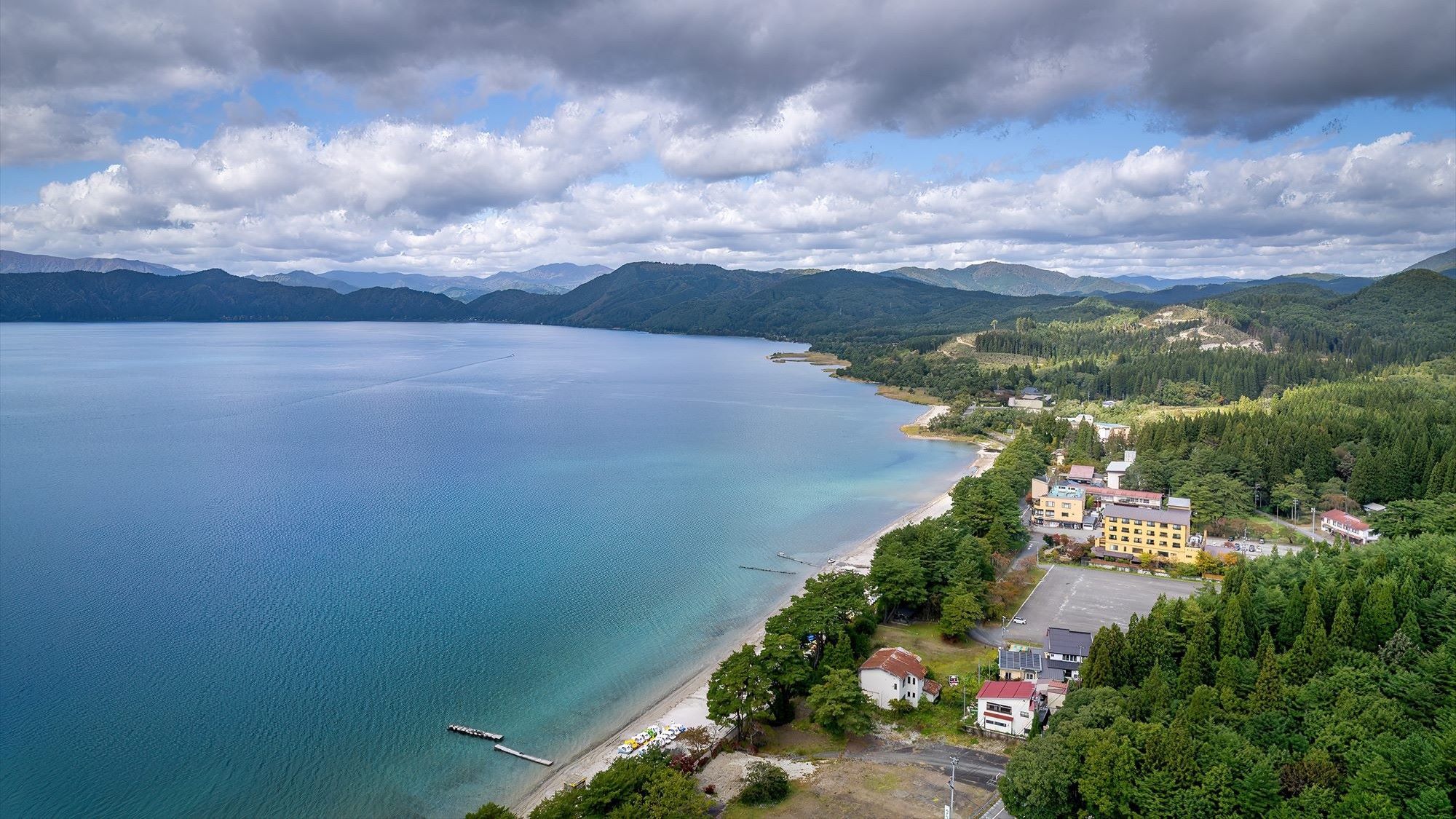 日本一の深さを誇る神秘の湖、田沢湖。当館から歩いてすぐ